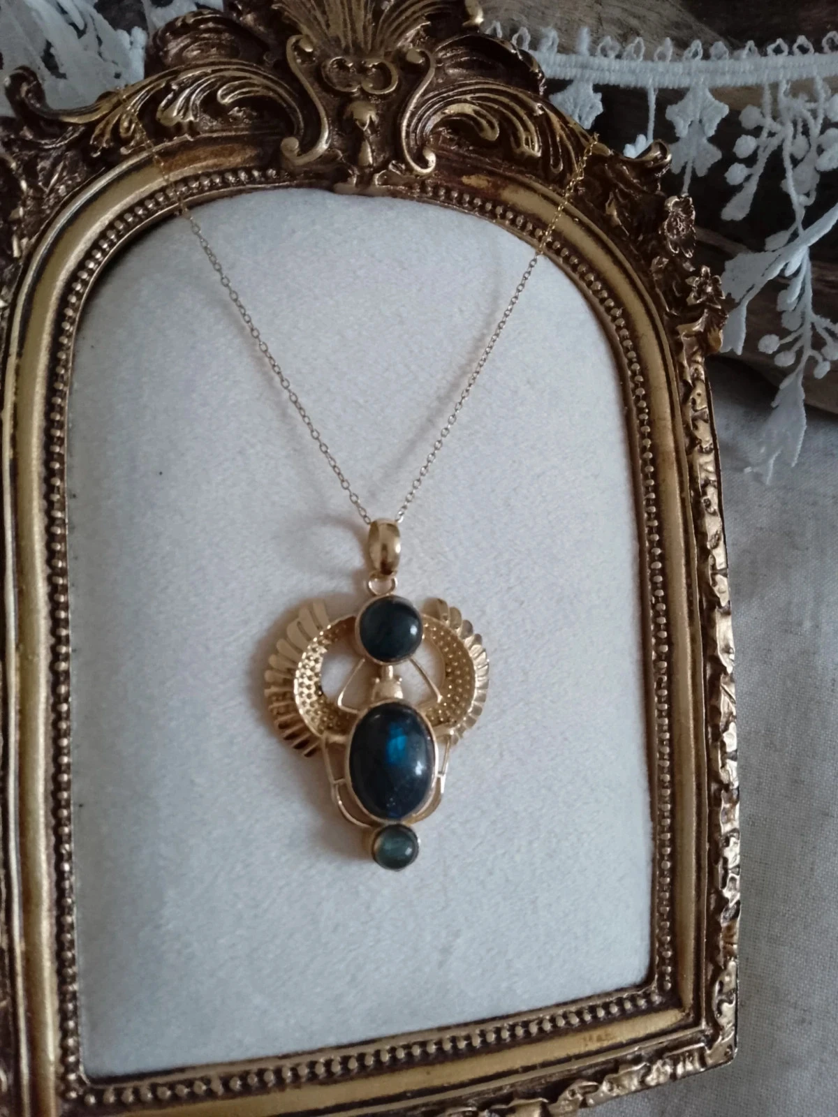 Collier pendentif scarabée doré pierres de labradorite